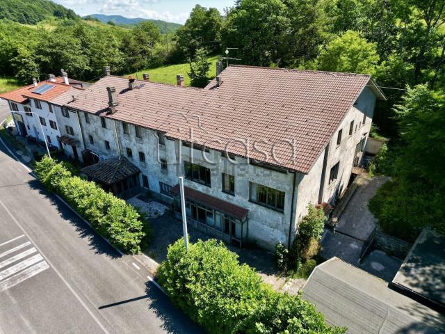 Locale in vendita di 900 m² in Via della Verna, 14