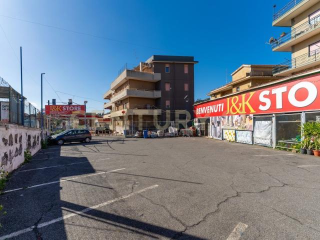 Locale in vendita di 900 m² in Via Nizzeti, 6
