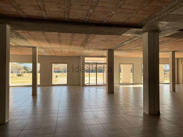Locale in vendita di 900 m² in Via Thaon di Revel Paolo, 54