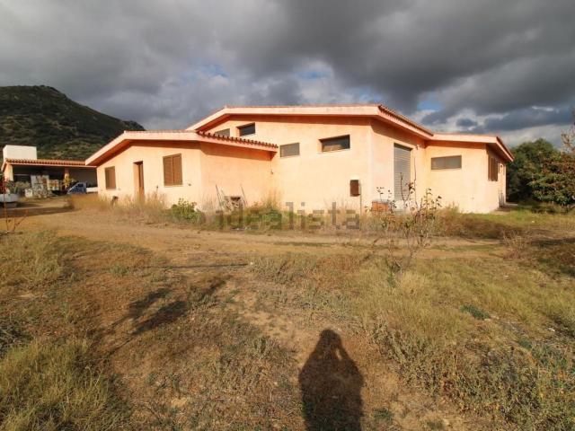 Locale in vendita di 900 m² in Strada Statale 125 Orientale Sarda, 153