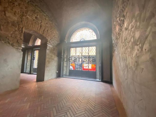 Locale in vendita di 90 m² in Borgo Palazzo, 78