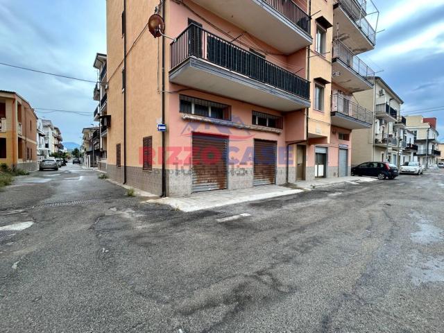 Locale in vendita di 90 m² in Contrada Fossa