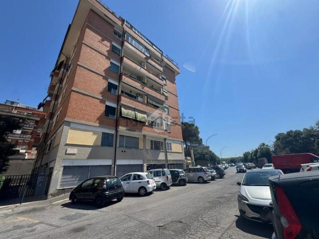 Locale in vendita di 90 m² in Largo Castel del Piano