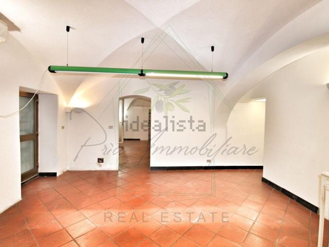 Locale in vendita di 90 m² in Piazza Cavour, 2
