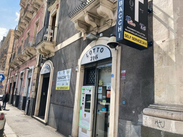 Locale in vendita di 90 m² in Piazza San Domenico, 28