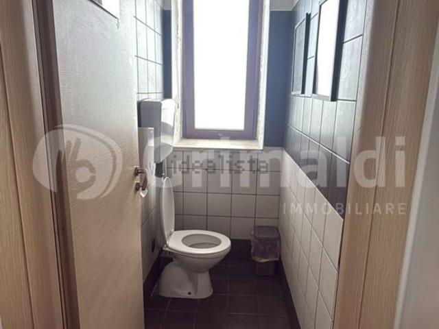 Locale in vendita di 90 m² in Piazza Stazione, 23