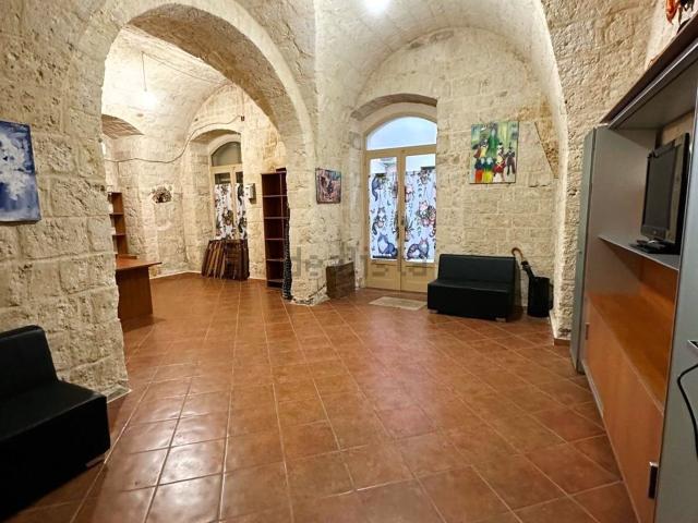 Locale in vendita di 90 m² in Via Velletri, 19