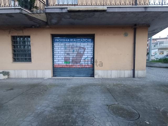 Locale in vendita di 90 m² in Via Vestina, 259