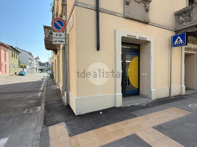 Locale in vendita di 90 m² in Via Andrea Fantoni, 30