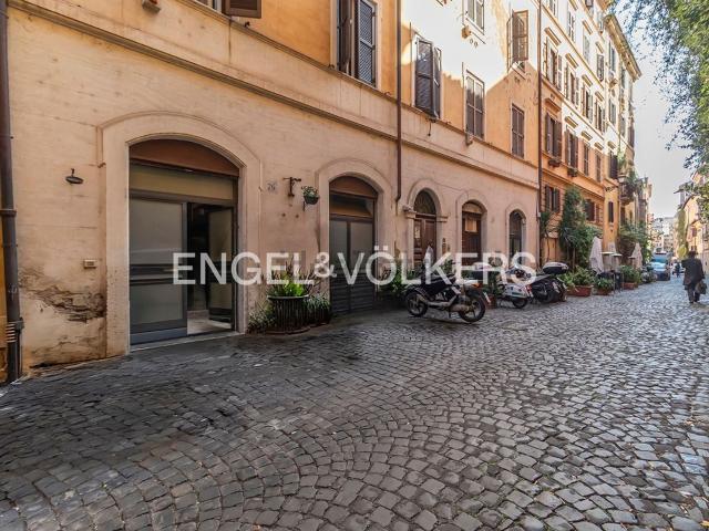 Locale in vendita di 90 m² in Via Baccina