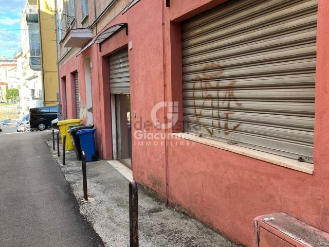 Locale in vendita di 90 m² in Via Carlo Armellini
