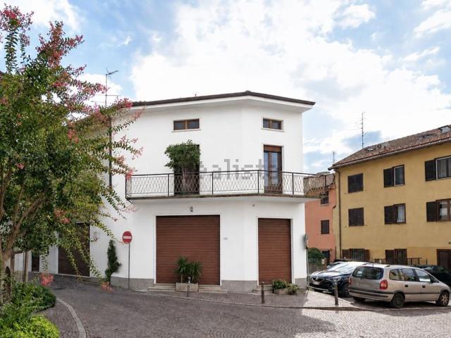 Locale in vendita di 90 m² in Via Cavour, 2