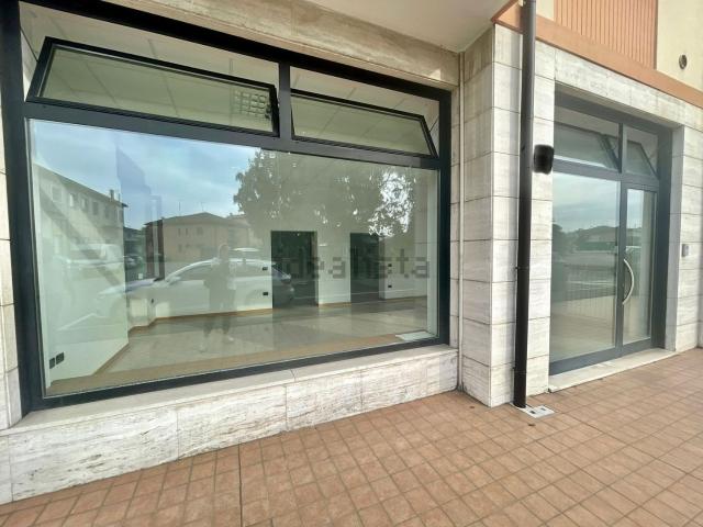 Locale in vendita di 90 m² in Via Cesare Battisti, 12