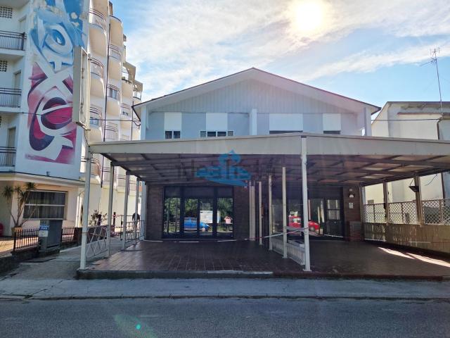 Locale in vendita di 90 m² in Via della Fontana, 9