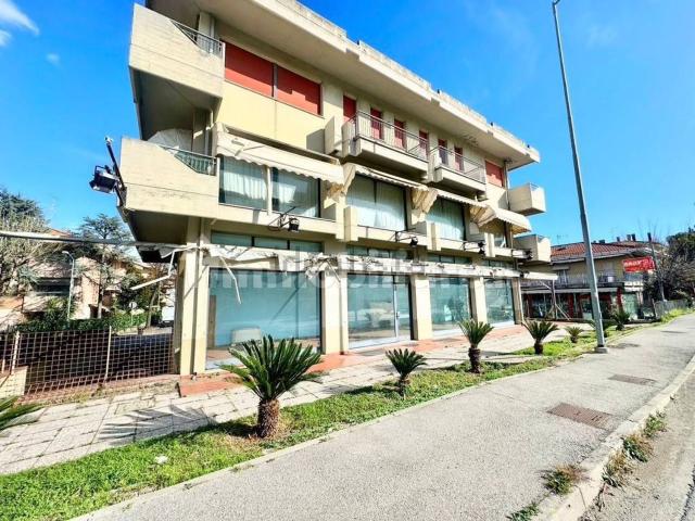 Locale in vendita di 90 m² in Via Flaminia, 260