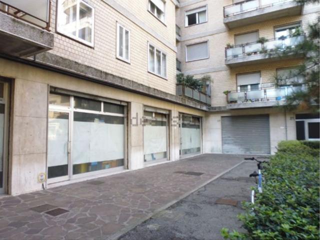 Locale in vendita di 90 m² in Via Genova, 24