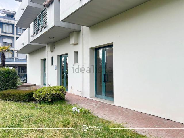 Locale in vendita di 90 m² in Via Giovanni Pascoli, 3