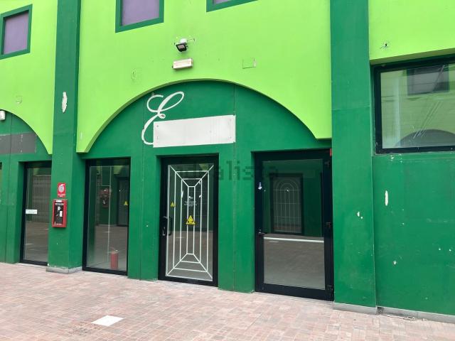 Locale in vendita di 90 m² in Via IV Genova, 48