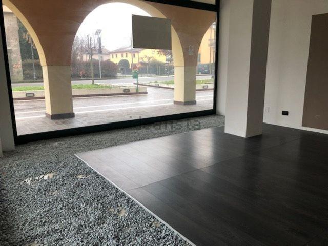 Locale in vendita di 90 m² in Via Mirabello