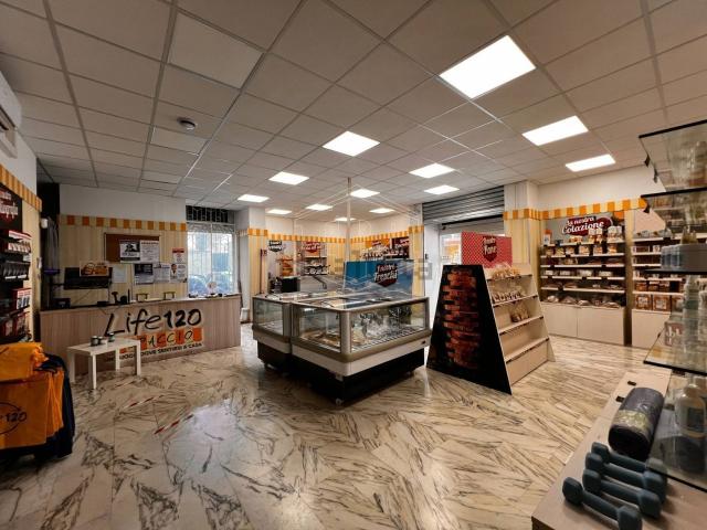 Locale in vendita di 90 m² in Via Nicola Nicolini, 68