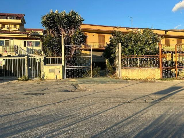 Locale in vendita di 90 m² in Via Pier Santi Mattarella