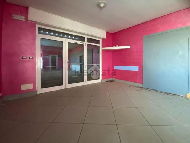 Locale in vendita di 90 m² in Via Pontenove, 65