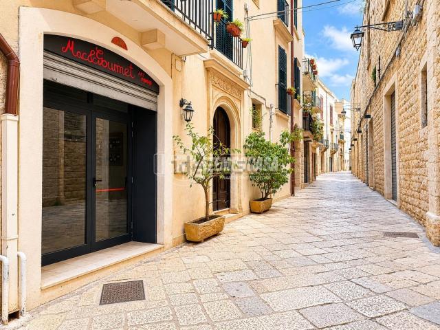 Locale in vendita di 90 m² in Via Porta Antica della Città, 27