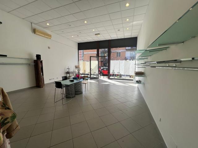 Locale in vendita di 90 m² in Via Raffaello Sanzio