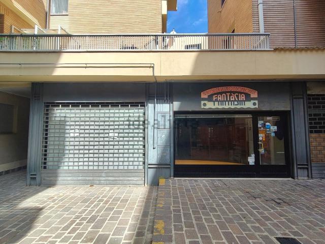 Locale in vendita di 90 m² in Via Roma, 31
