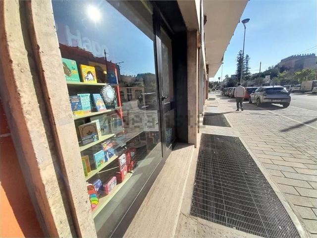 Locale in vendita di 90 m² in Viale Francesco Lo Re, 44