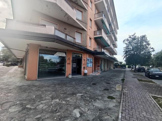 Locale in vendita di 90 m² in Viale Giuseppe Mengoni, 15