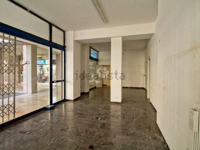 Locale in vendita di 90 m² in Viale Ungheria, 54