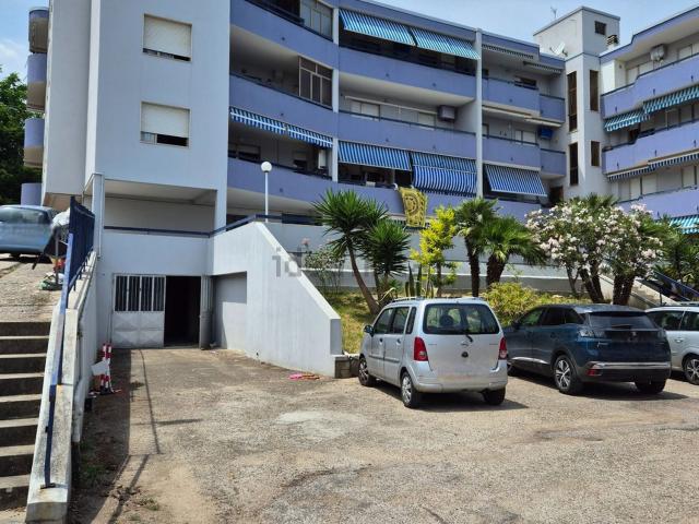 Locale in vendita di 917 m² in Via Cona a Mare, 1