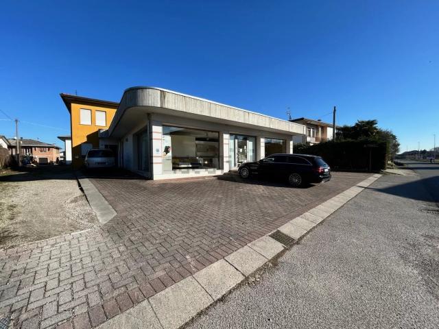 Locale in vendita di 920 m²