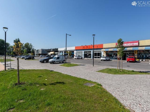 Locale in vendita di 920 m² in Via Luigi Einaudi, 3