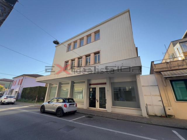 Locale in vendita di 920 m² in Piazza Vittorio Emanuele II, 1