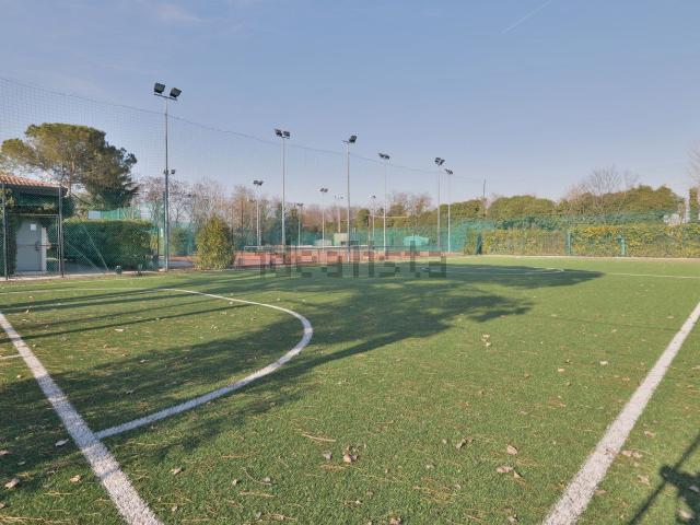 Locale in vendita di 920 m² in Strada Feltrina