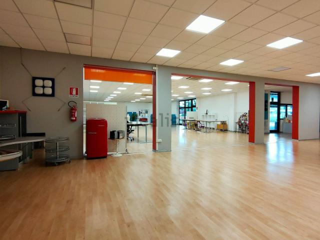 Locale in vendita di 923 m² in Via Cotonificio