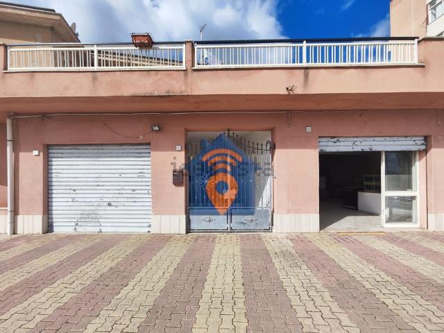 Locale in vendita di 926 m² in Via Tagliata, 11