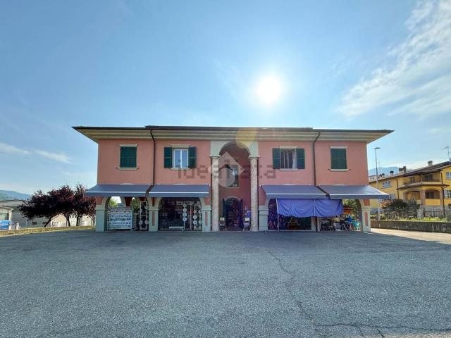 Locale in vendita di 927 m² in Via Caduti del Lavoro, 8