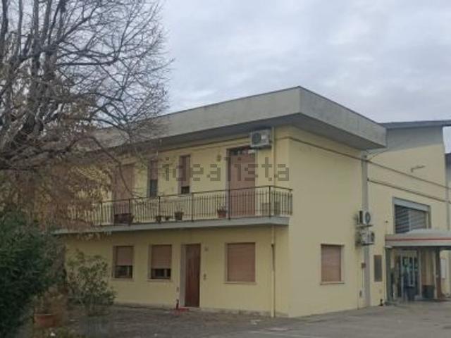 Locale in vendita di 927 m² in Via Podgora, 9