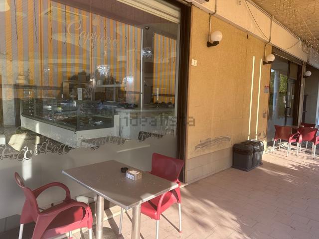 Locale in vendita di 92 m² in Piazza Alcide De Gasperi, 5