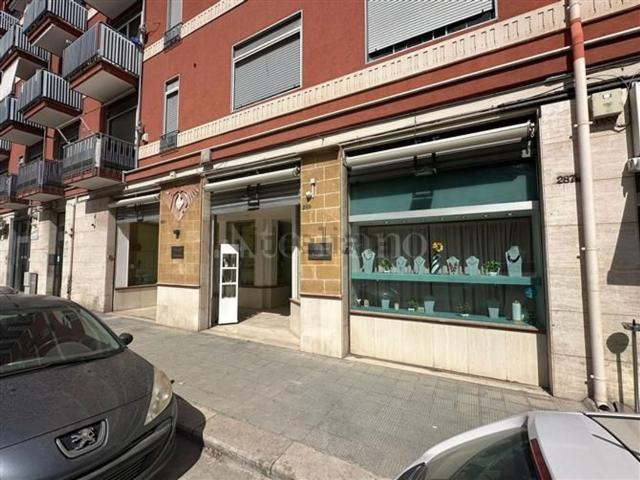 Locale in vendita di 92 m² in Via Napoli