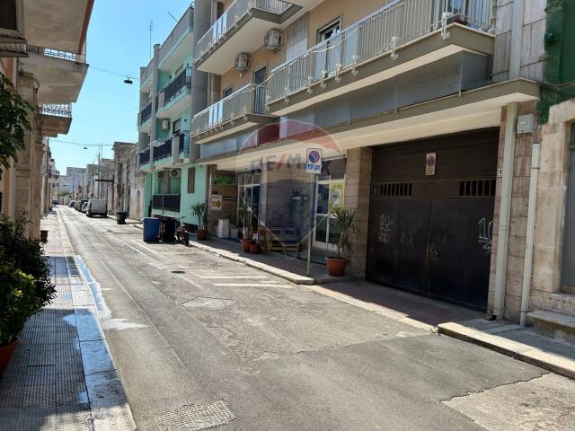 Locale in vendita di 92 m² in Via Pozzoloizzi, 15