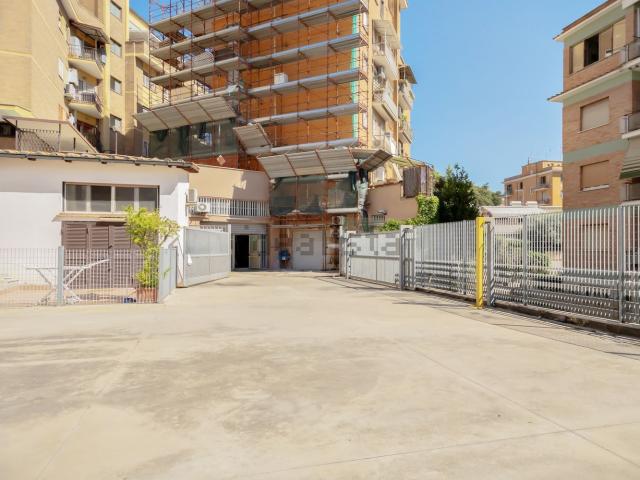 Locale in vendita di 930 m² in Via delle Alpi Apuane