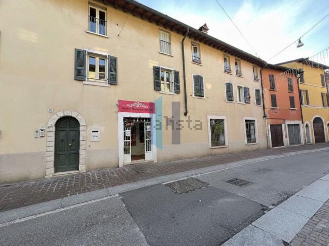 Locale in vendita di 97 m² in Via Trento, 82
