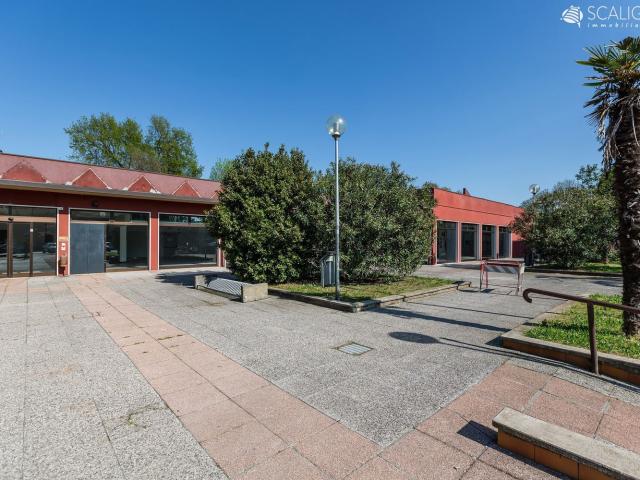 Locale in vendita di 940 m² in Piazza Ettore Riello, 13