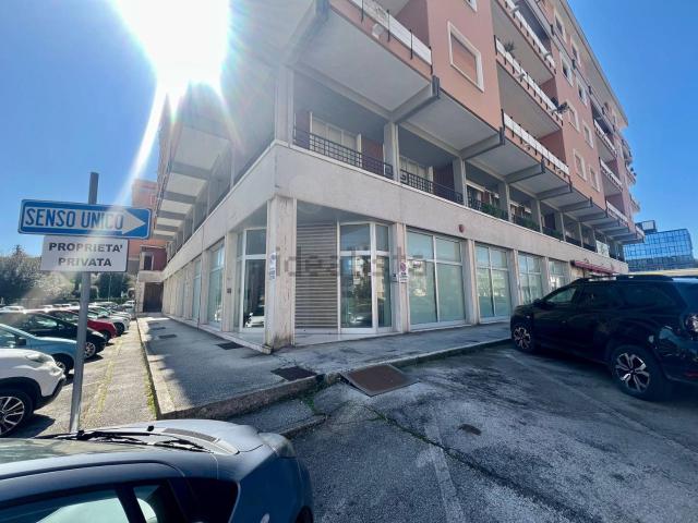 Locale in vendita di 941 m² in Via Dante, 71