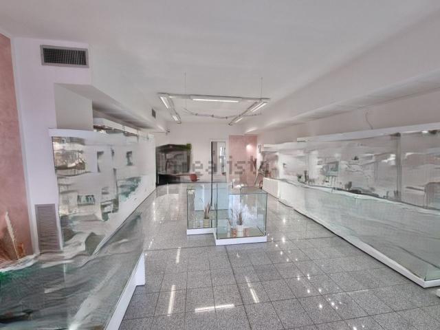 Locale in vendita di 94 m² in Via F. Crispi
