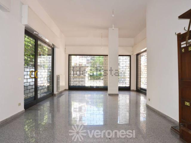 Locale in vendita di 94 m² in Via martiri IV Ottobre, 75